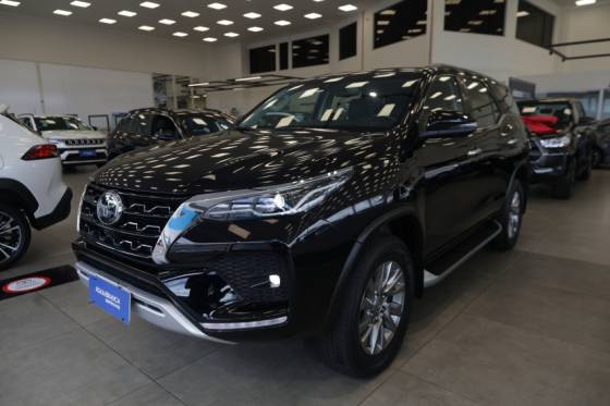 TOYOTA HILUX SW4 2.8 D-4D TURBO DIESEL SRX 7L 4X4 AUTOMÁTICO TOYOTA HILUX SW4 2.8 D-4D TURBO DIESEL SRX 7L 4X4 AUTOMÁTICO